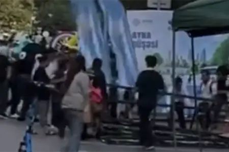 Yasamalda tədbirdə monitor 58 yaşlı qadının üzərinə aşdı