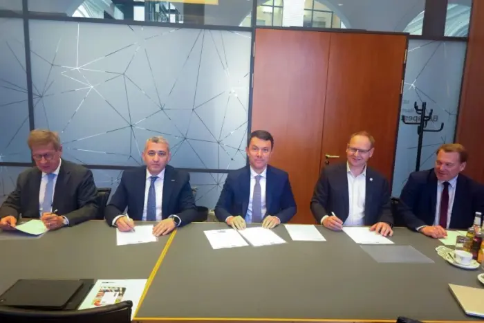 ADY sədri Rövşən Rüstəmov Hamburqda protokol imzaladı