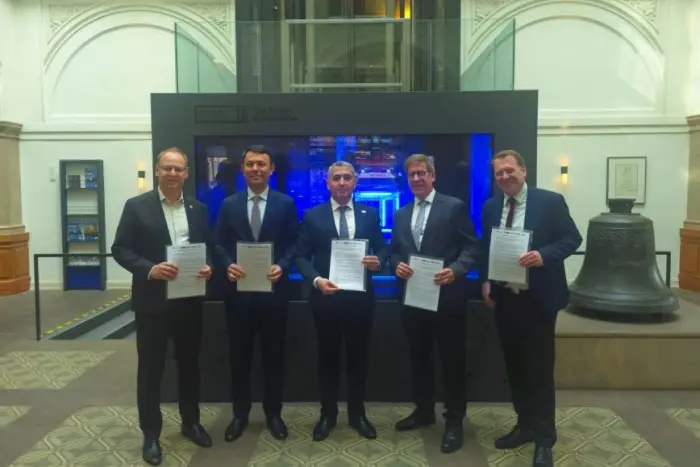 ADY sədri Rövşən Rüstəmov Hamburqda protokol imzaladı