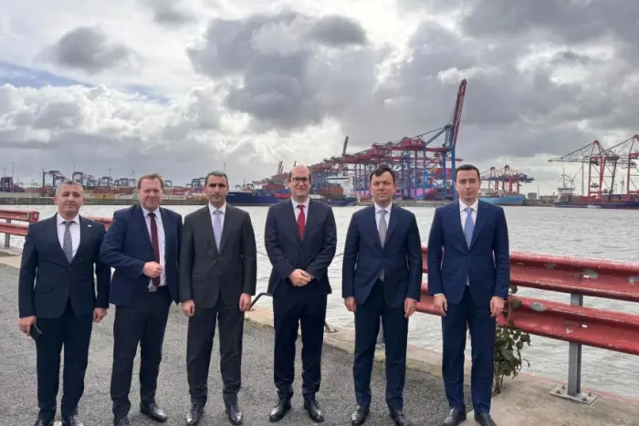 ADY sədri Rövşən Rüstəmov Hamburqda protokol imzaladı
