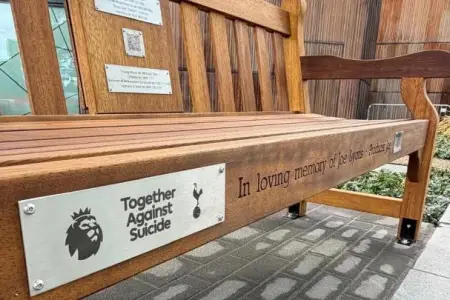 “Tottenhem” stadion önündə depressiyaya qarşı skamya qurdu