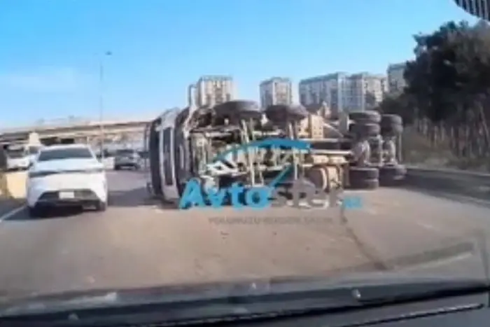 Bakı-Sumqayıt yolunda betonqarışdıran yük maşını aşdı