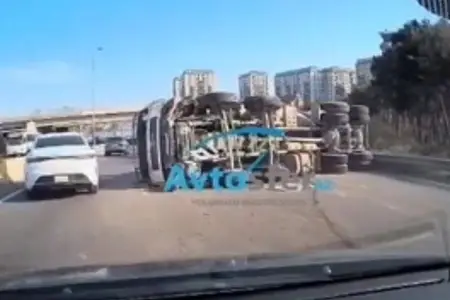 Bakı-Sumqayıt yolunda betonqarışdıran yük maşını aşdı