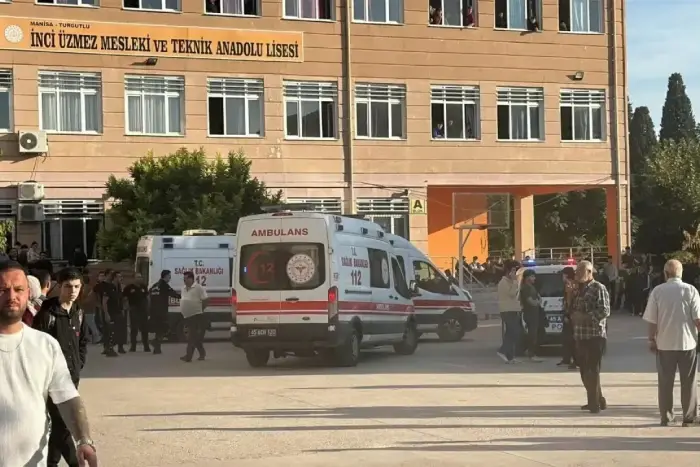 Manisada lisey qarşısında silahlı hücum: 5 yaralı