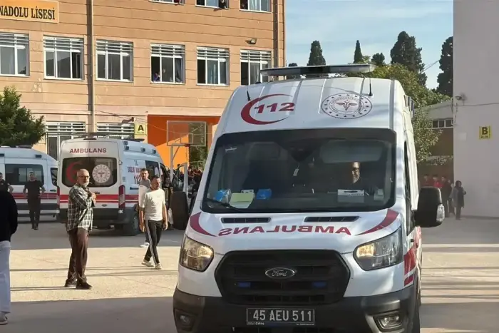 Manisada lisey qarşısında silahlı hücum: 5 yaralı