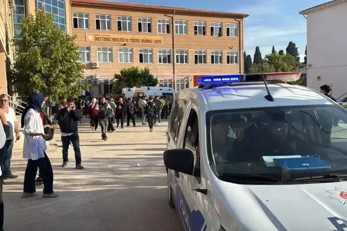 Manisada lisey qarşısında silahlı hücum: 5 yaralı