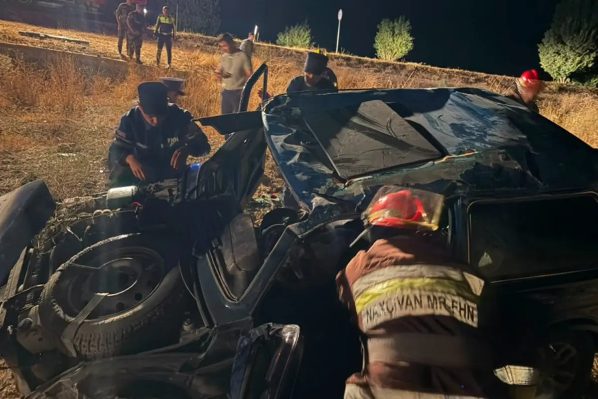 Şərurda “Niva” aşdı, iki nəfər xilas edildi