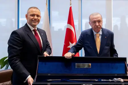 BMT sessiyasında Navrotski Ərdoğana qılınc bağışladı