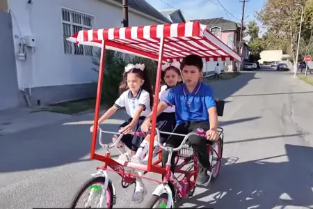 Göyçaylı Həsən dayısı qızlarını velosipedlə məktəbə aparır