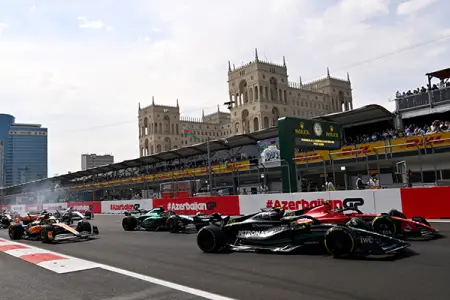 Bakıda Formula 1 yarışında qəza: bolid baryerə çırpıldı