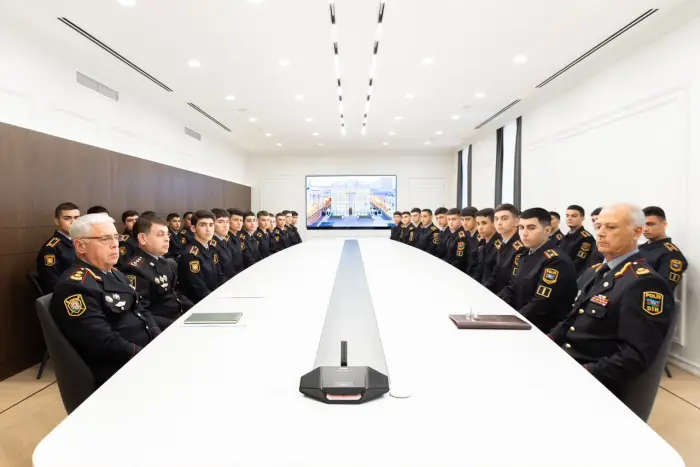 Eyvazov xaricə ezam olunan polis kursantları ilə görüşdü