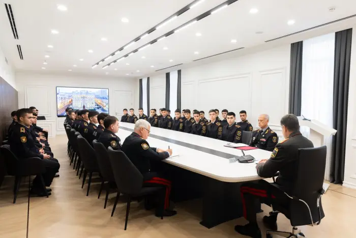 Eyvazov xaricə ezam olunan polis kursantları ilə görüşdü