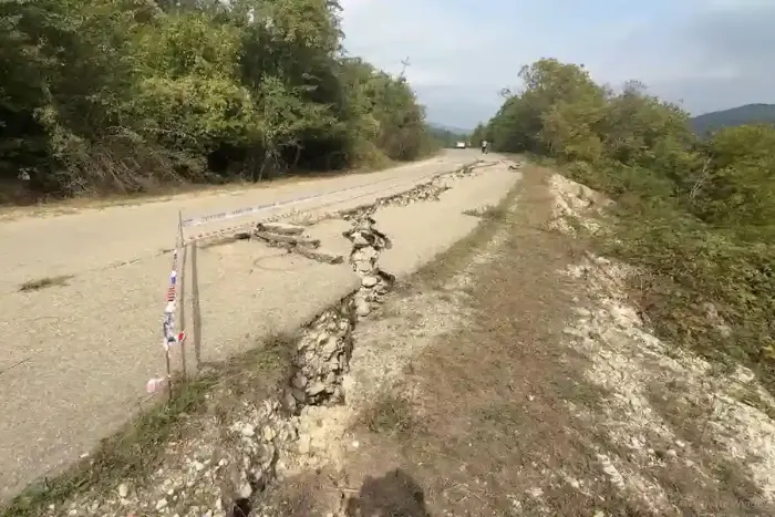 Qubada Rustov-Xanəgah yolunda torpaq sürüşməsi baş verib