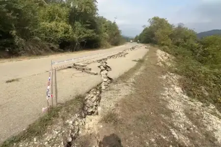 Qubada Rustov-Xanəgah yolunda torpaq sürüşməsi baş verib