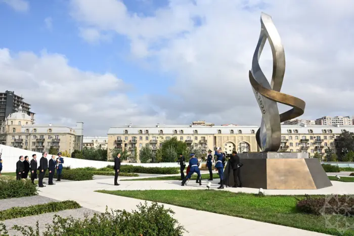 Tacikistan Baş naziri Bakıda Zəfər parkını ziyarət edib