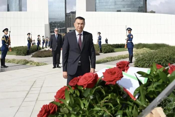 Tacikistan Baş naziri Bakıda Zəfər parkını ziyarət edib