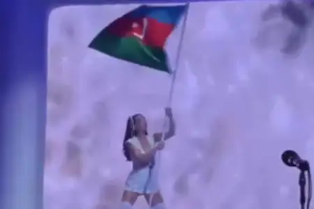 Keti Perri Bakıda konsertdə Azərbaycan bayrağı qaldırdı