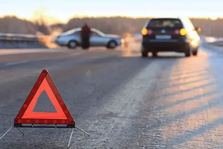 Siyəzəndə yük maşını "Opel"lə toqquşub aşdı, sürücü yaralanıb