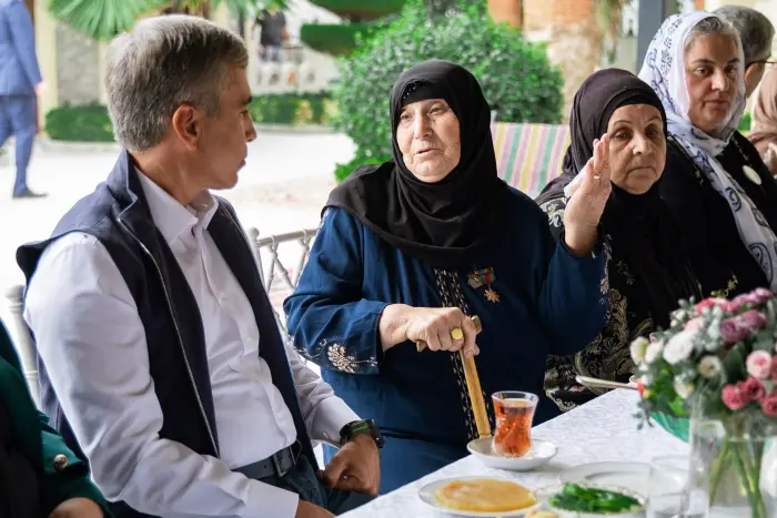 Anar Ələkbərov Masallıda şəhid analarıyla görüşdü