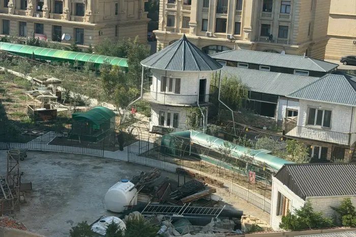 Səbaildə “Bəy Mamed” hasarlanan həyəti parka çevirir