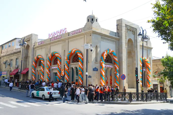 “Popeyes” Azərbaycanda üçüncü, ən böyük filialını açıb