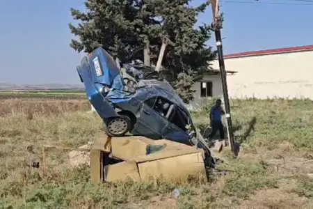 Cəlilabadda "Mercedes" elektrik dirəyinə çırpıldı