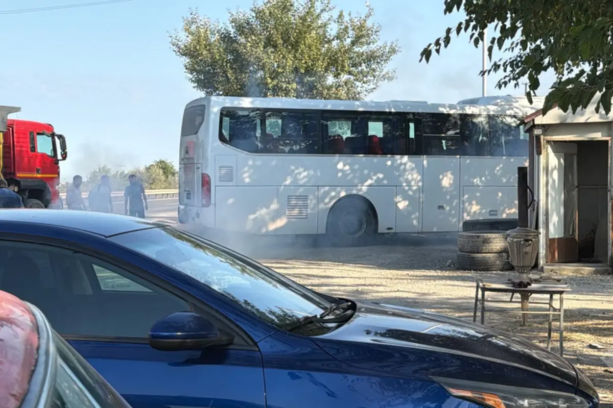 Şabranda Bakıya gedən avtobusun təkəri alışıb